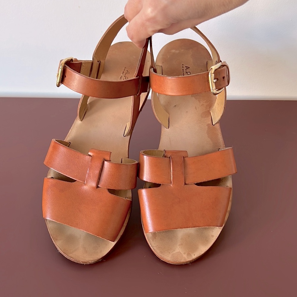 A.P.C. classic tan leather sandals. Size 39 EU.